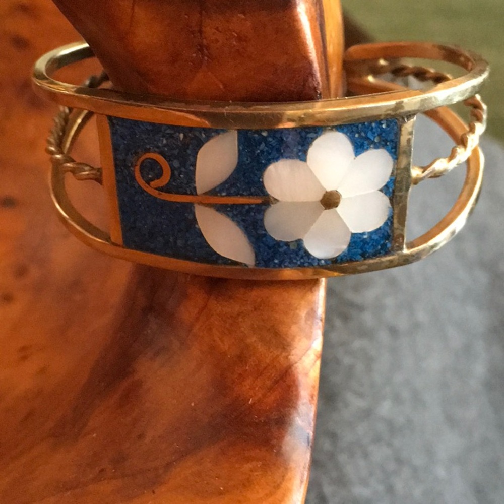 Very Pretty Bracelet with Abalone Flower